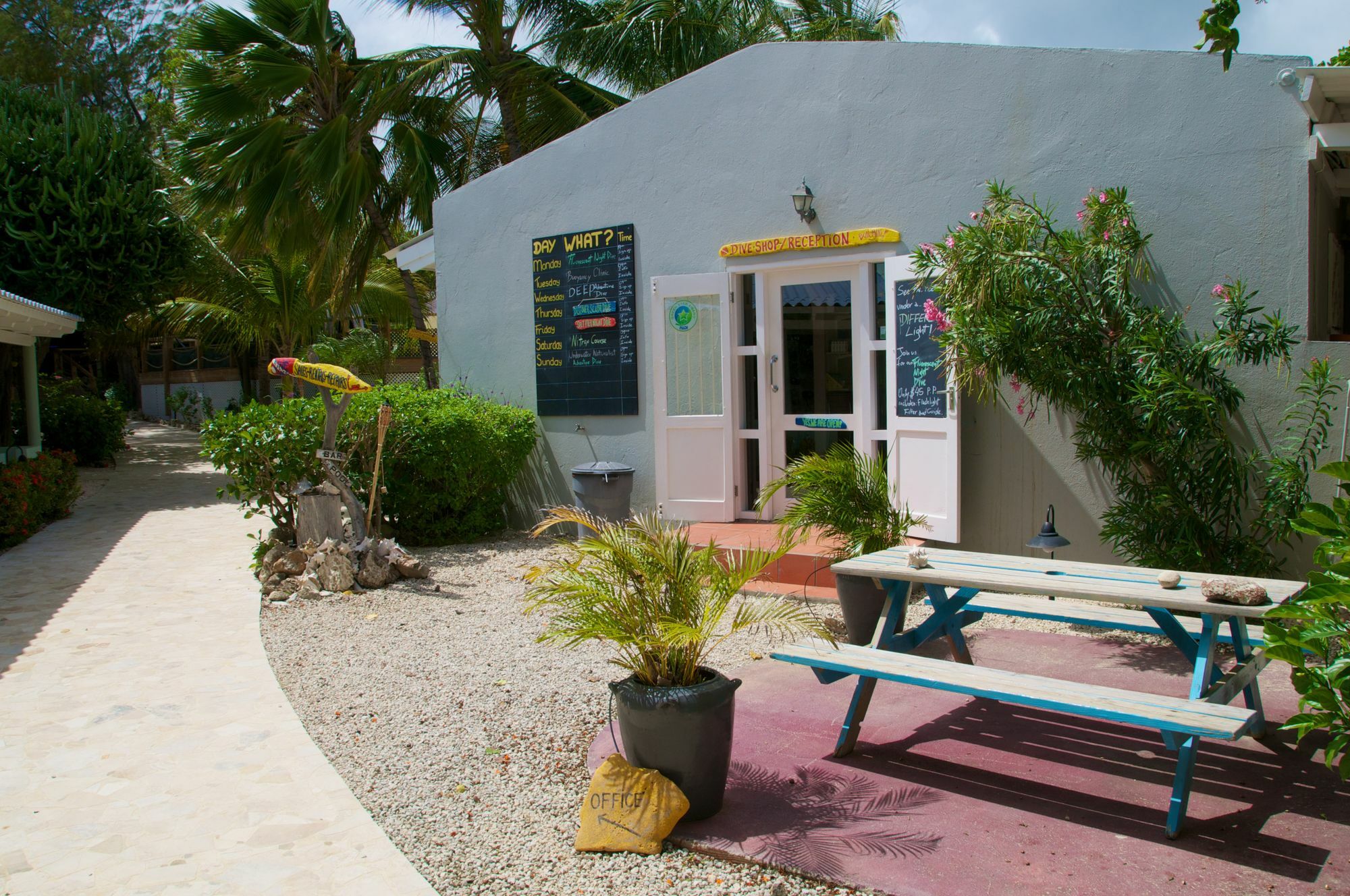 Caribbean Club Bonaire Aparthotel Екстериор снимка